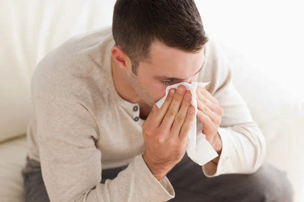 Ill man blowing his nose — Stock Photo, Image