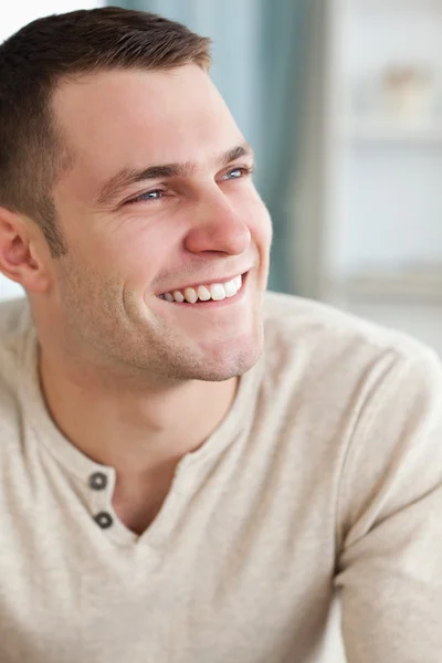 Portret van een glimlachende man die zich voordeed — Stockfoto