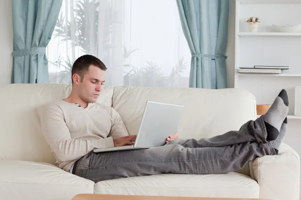 Człowiek relaksujący z laptopa — Zdjęcie stockowe
