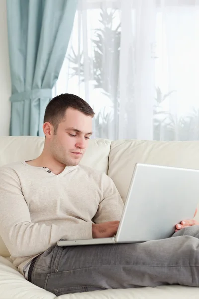 Retrato de um homem relaxante com um laptop — Fotografia de Stock