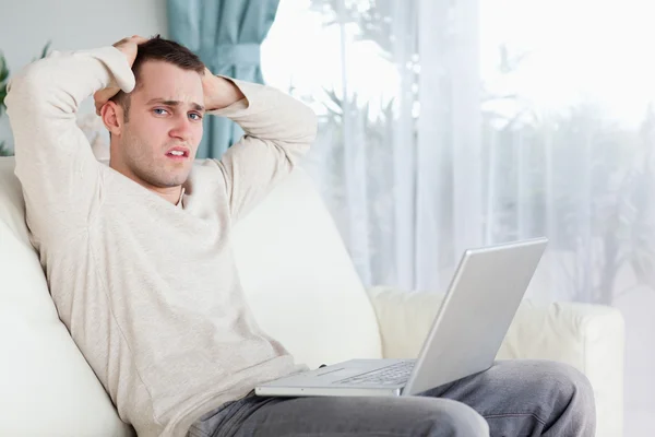 Smutný muž s jeho laptop — Stock fotografie