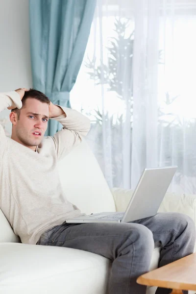 Retrato de um homem triste trabalhando com seu laptop — Fotografia de Stock