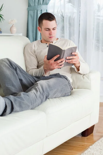 Hombre relajándose con un libro — Foto de Stock