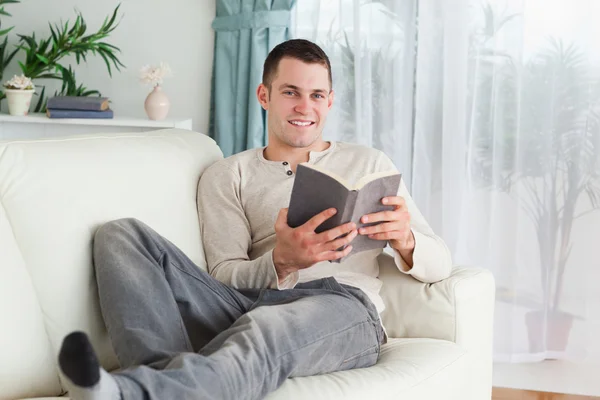 Uśmiechnięty mężczyzna trzyma książkę — Zdjęcie stockowe