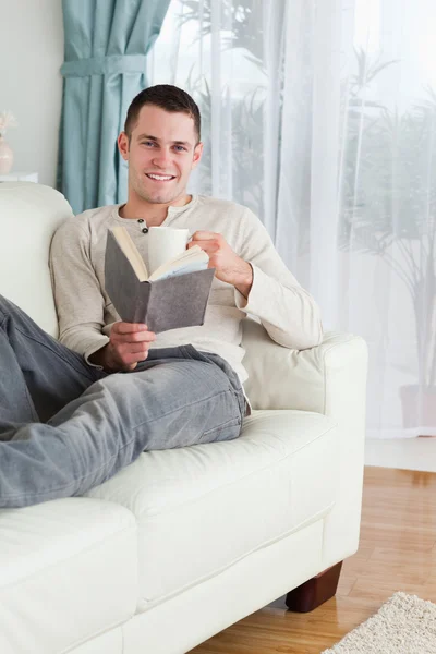 Retrato de um homem feliz lendo um livro — Fotografia de Stock