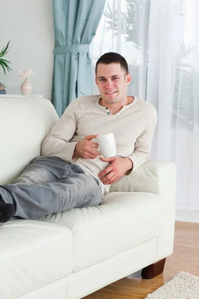 Człowiek posiadający filiżankę herbaty — Zdjęcie stockowe
