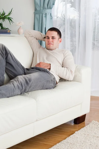 Портрет мужчины, лежащего на диване — стоковое фото