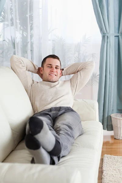 Portret van man liggen op een sofa — Stockfoto