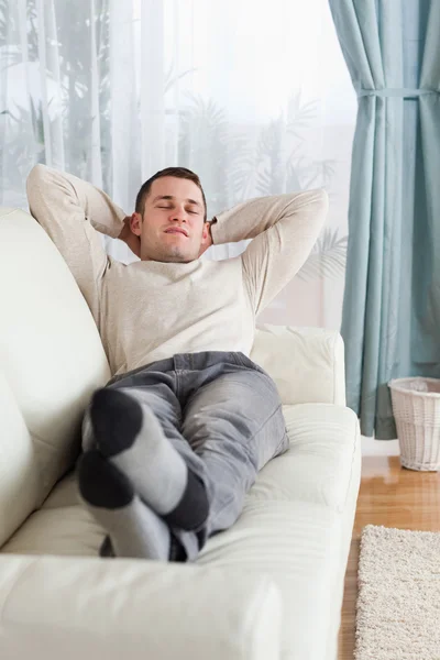 Portret van man rust op een sofa — Stockfoto