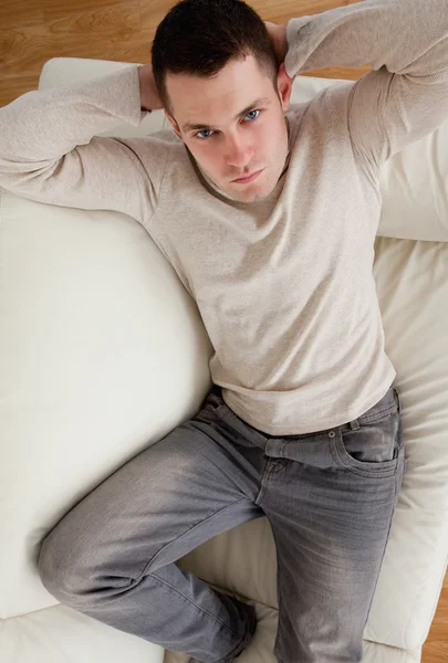 Портрет молодого человека, лежащего на диване — стоковое фото