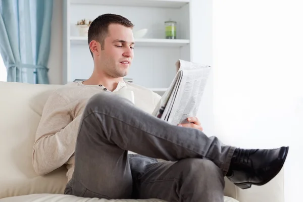 Pohledný muž čtení zprávy zároveň s kávou — Stock fotografie