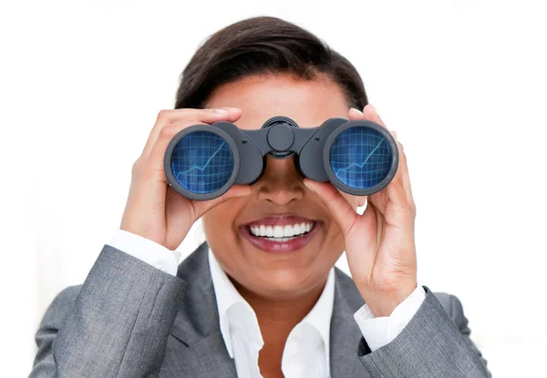 Empresária assertiva olhando através de binóculos — Fotografia de Stock
