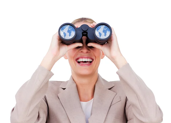 Mujer de negocios alegre prediciendo el éxito futuro a través de prismáticos —  Fotos de Stock