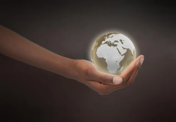 Vrouwelijke hand met een planeet globe — Stockfoto