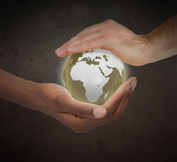 Händer skydda en lysande planeten jorden — Stockfoto