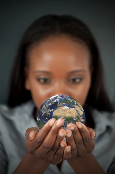 Mujer sosteniendo la Tierra —  Fotos de Stock