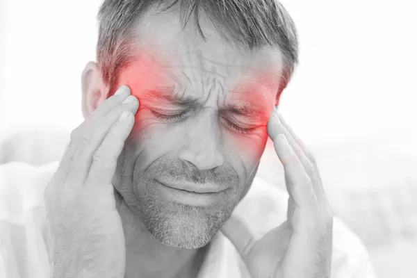 Un hombre con dolor de cabeza — Foto de Stock