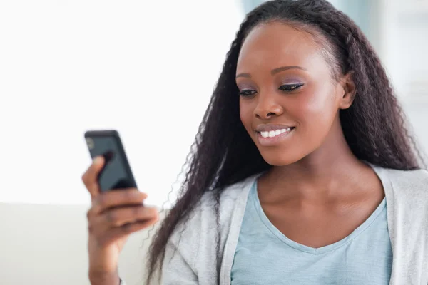 Närbild på kvinna läser en textmeddelande — Stockfoto
