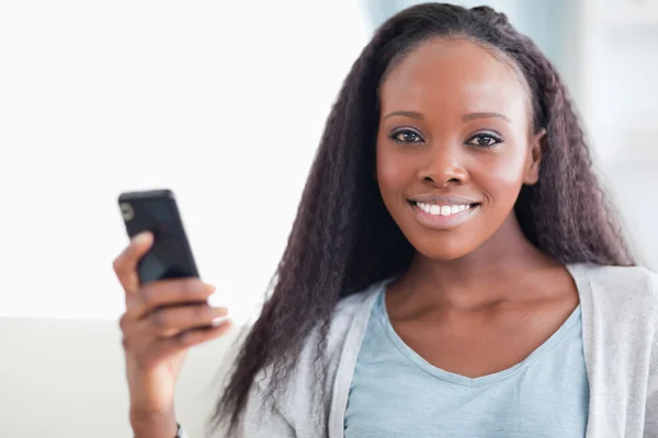 Nahaufnahme einer Frau mit ihrem Handy — Stockfoto