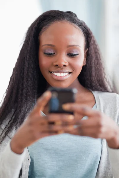Närbild på glad kvinna läser SMS — Stockfoto