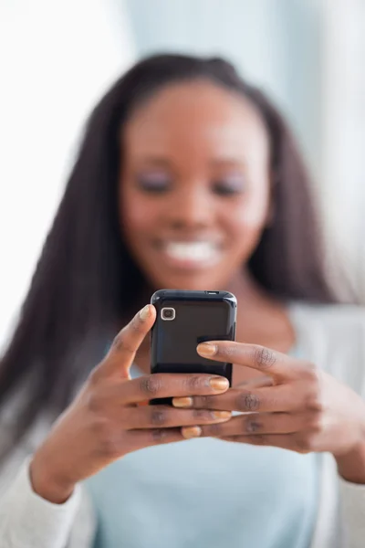 Närbild på smartphone som hålls av kvinna — Stockfoto