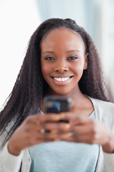 Nahaufnahme einer Frau mit Smartphone — Stockfoto