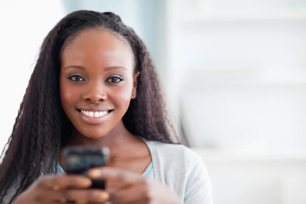 Close up of woman holding cellphone — Stock Photo, Image