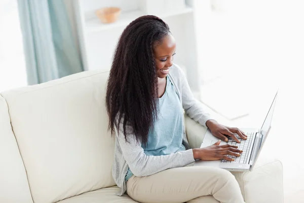 Vrouw op de Bank bezig met laptop — Stockfoto