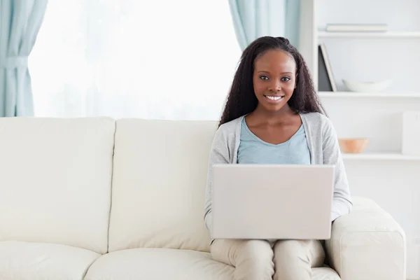 Mulher na sala de estar com laptop — Fotografia de Stock