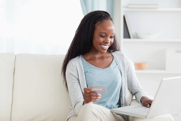 Woman in living room shopping online — Stock Photo, Image