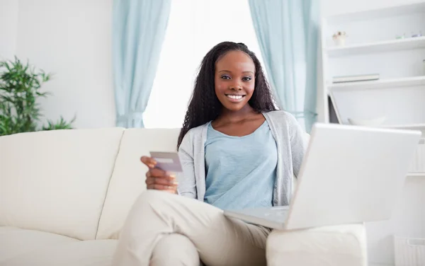 Kobieta, zakupy online, siedząc na chouch — Zdjęcie stockowe