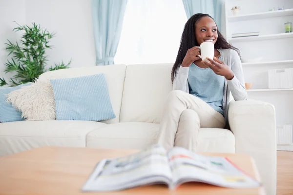 Mujer tomando café en el sofá —  Fotos de Stock