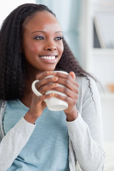 Close up van vrouw met een kopje koffie op sofa — Stockfoto