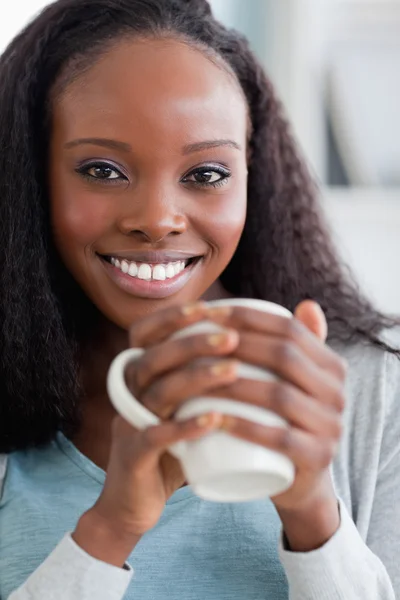 Close up of woman having coffee on couch — Stock Photo, Image