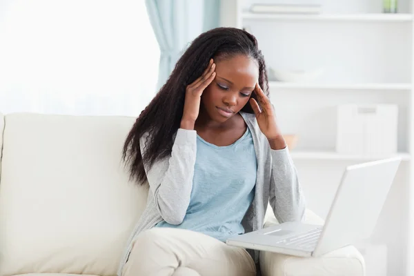 Laptop geeft vrouw een hoofdpijn — Stockfoto