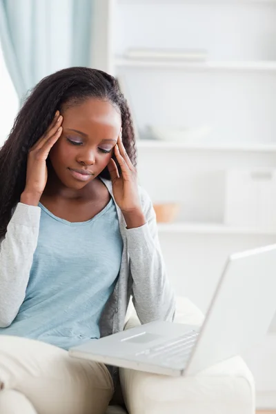 Närbild på bärbar dator ger kvinnan en huvudvärk — Stockfoto