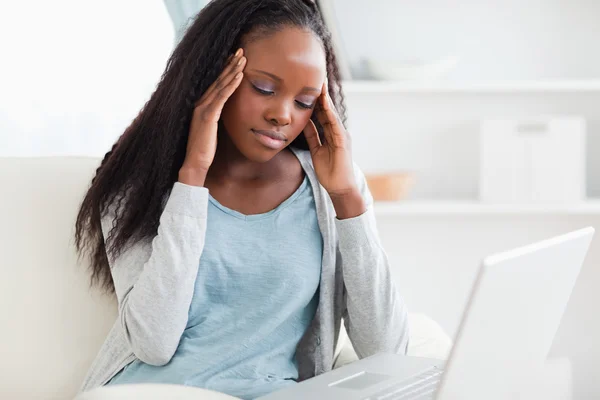 Laptop veroorzaakt hoofdpijn aan vrouw — Stockfoto