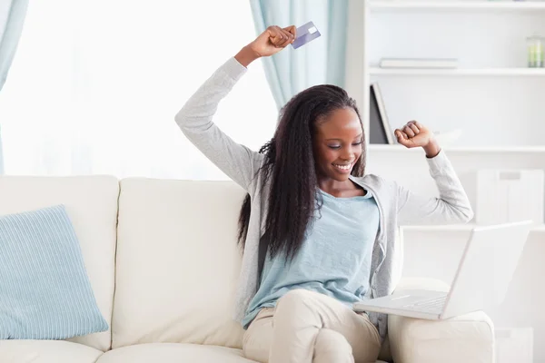 Vrouw tevreden over wat ze online gekocht — Stockfoto