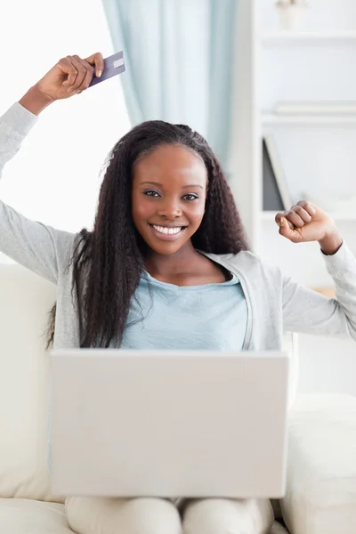 Close up of smiling woman shopping online — Stock Photo, Image