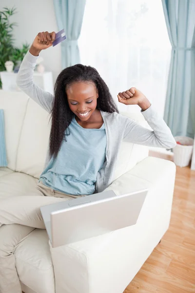 Mladá žena radost online nakupování — Stock fotografie