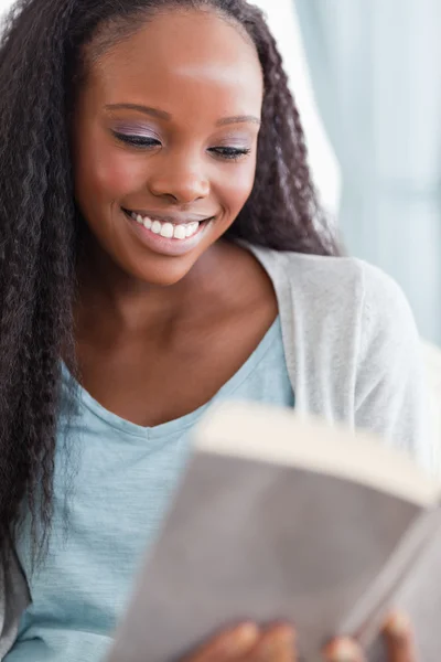 Bliska kobiety czytanie książki — Zdjęcie stockowe