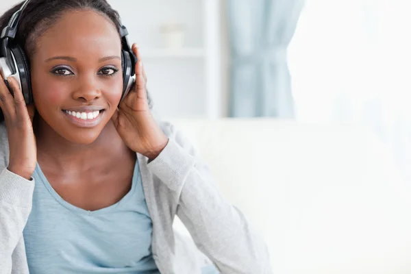 Close up of woman listening to music on couch — Stock Photo, Image