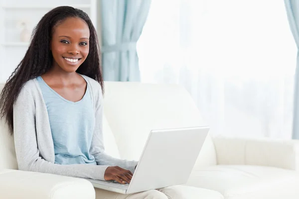 Vrouw te typen op haar laptop — Stockfoto