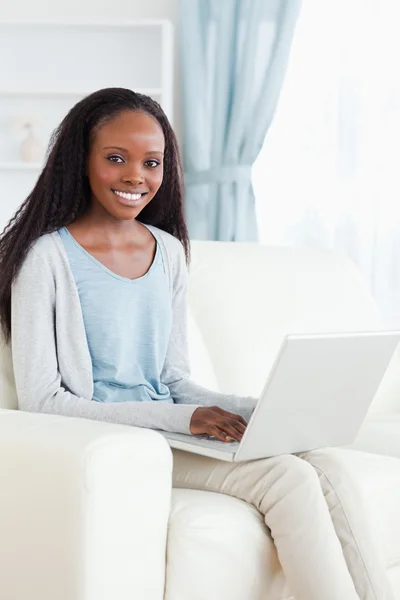 Vrouw met laptop op de bank — Stockfoto