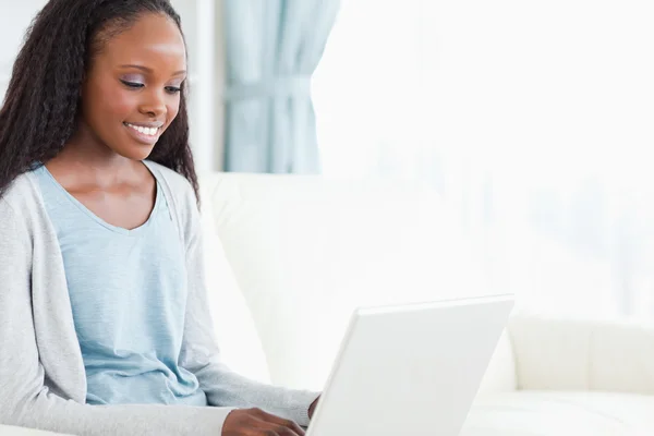 Genç kadın kanepe ile laptop — Stok fotoğraf