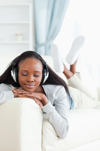Vrouw met ogen gesloten genieten van muziek — Stockfoto