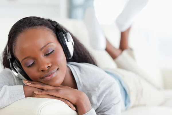 Primer plano de la mujer disfrutando de la música en el sofá —  Fotos de Stock