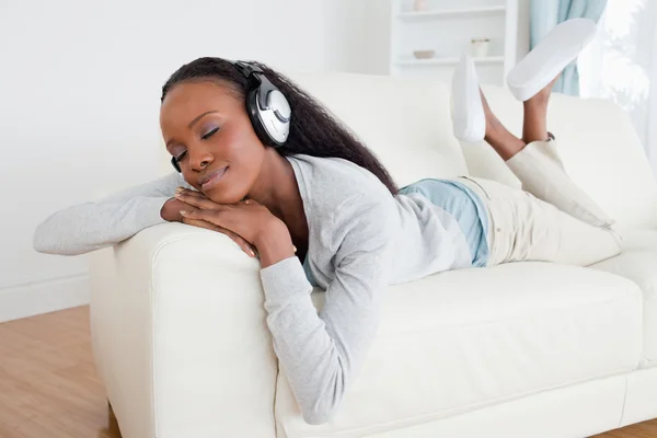 Kvinna avkopplande med musik på hennes soffa — Stockfoto