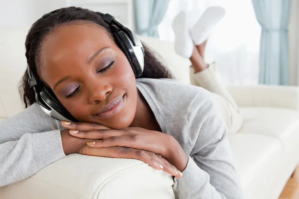 Bliska kobiety relaksującą muzyką na jej kanapie — Zdjęcie stockowe