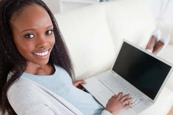 Woman on couch with her laptop — Stock Photo, Image